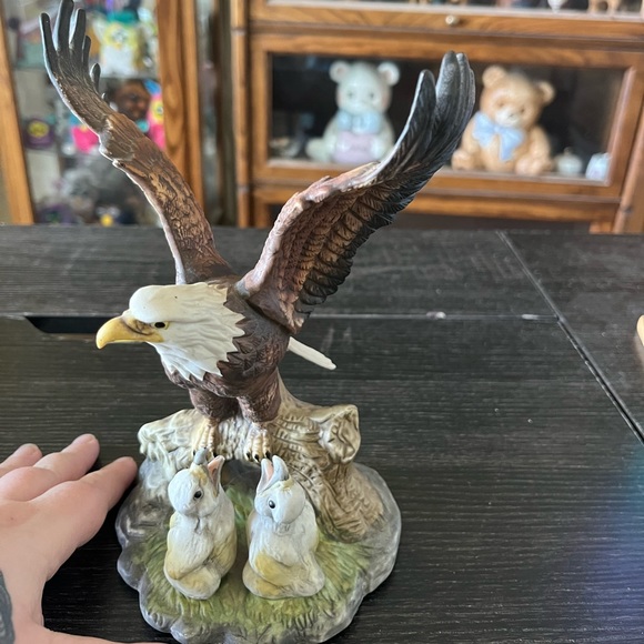2 eagle statues. Great condition. No chips. - Picture 2 of 4
